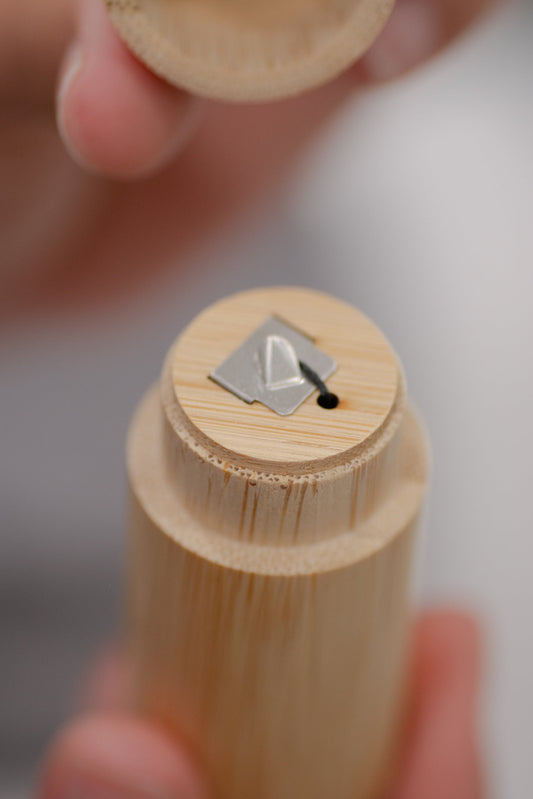 Charcoal Floss - Bamboo Holder - No Tox Life®