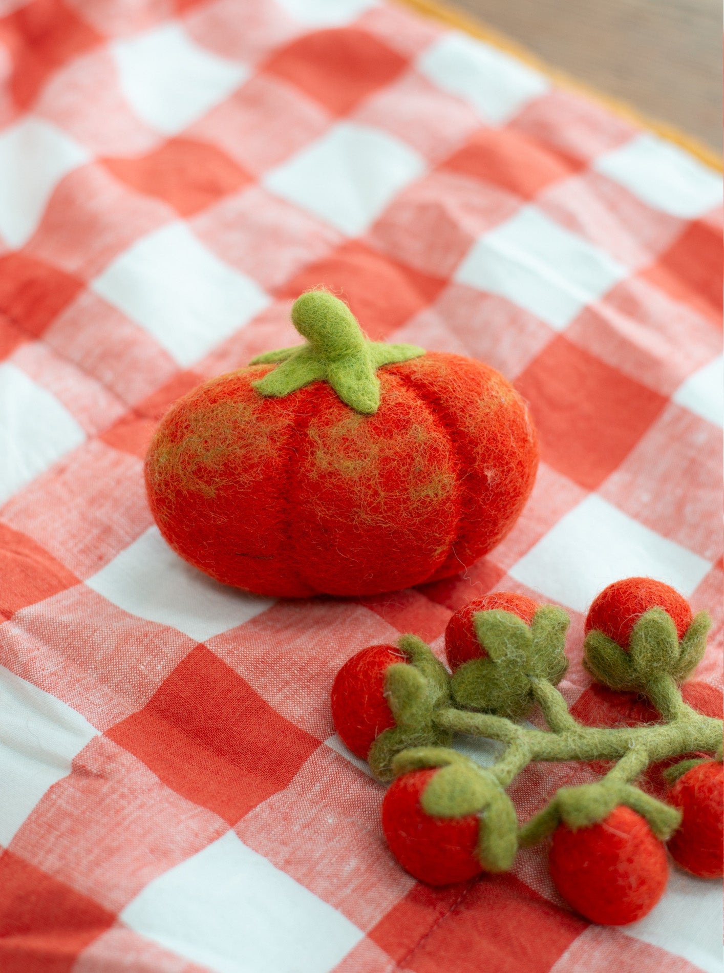 HEIRLOOM TOMATO WOOL DOG & CAT TOY