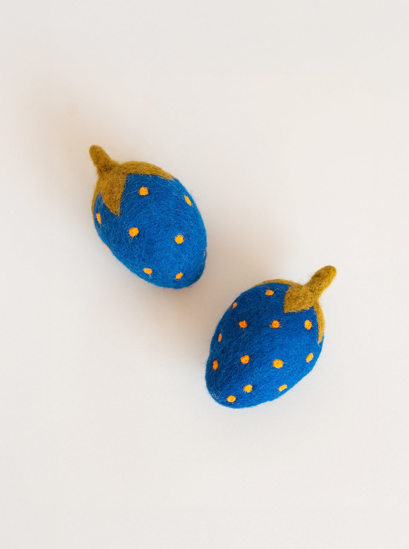 BLUE STRAWBERRY WOOL CAT TOY SET
