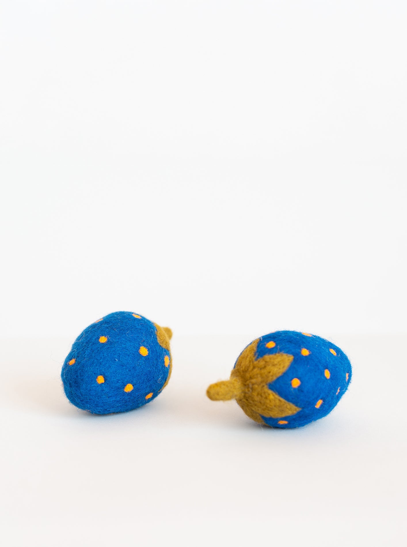 BLUE STRAWBERRY WOOL CAT TOY SET