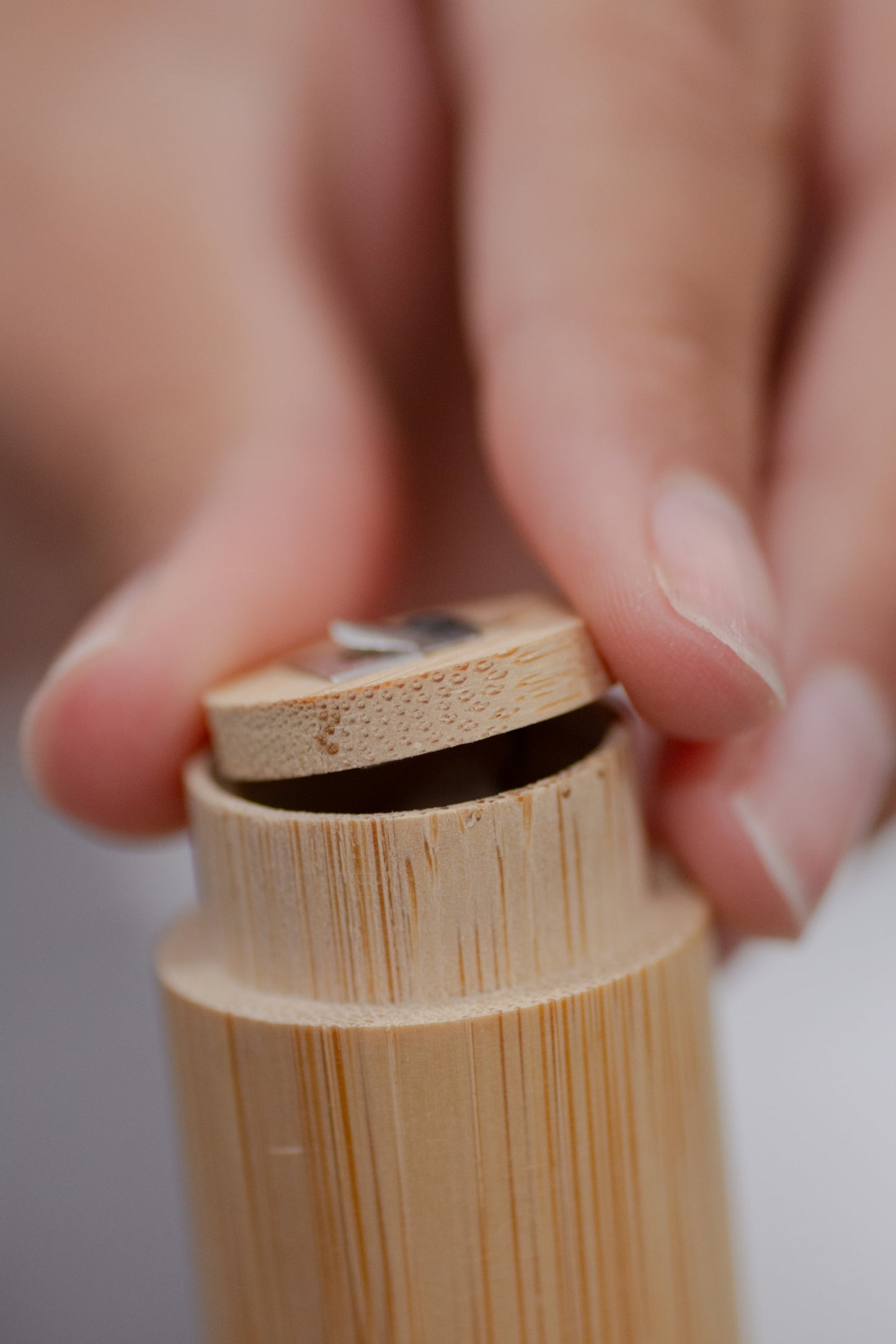 Charcoal Floss - Bamboo Holder - No Tox Life®