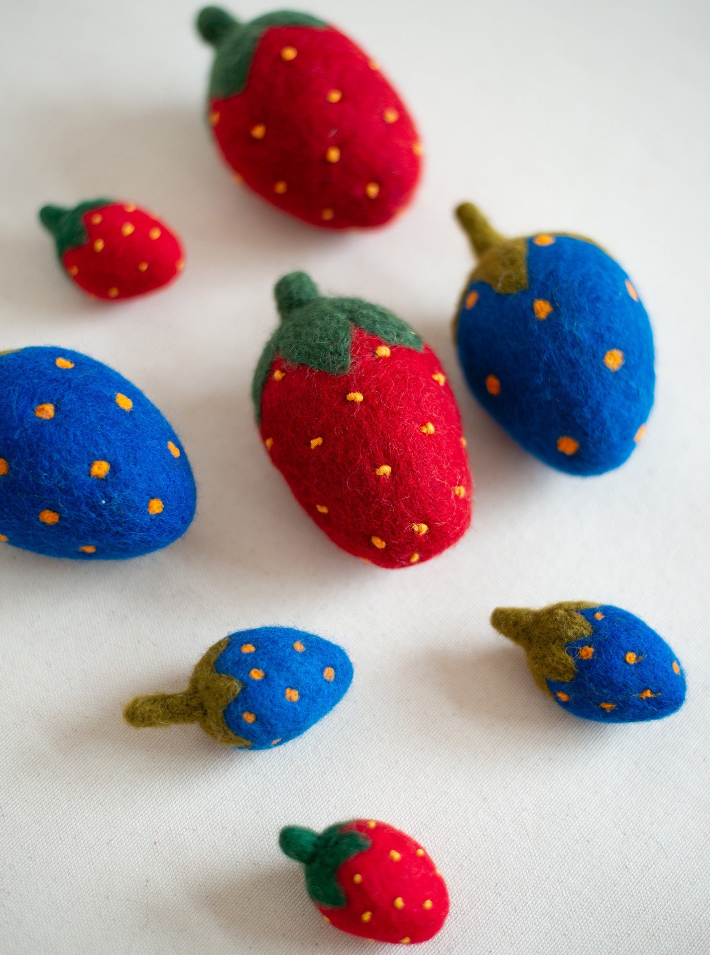 BLUE STRAWBERRY WOOL CAT TOY SET