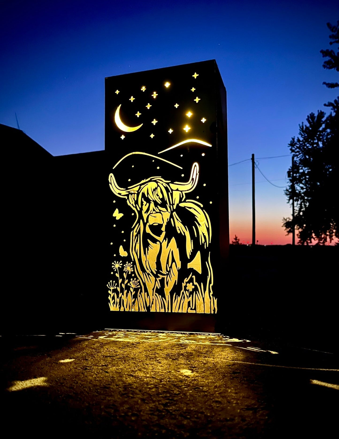 Highland Cow Solar Luminary Pillar - Steel